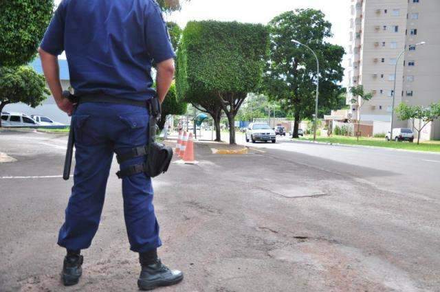 Adolescentes roubam floricultura, fogem a p&eacute; e s&atilde;o presos minutos depois