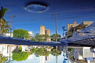 A água da chuva que faz refletir o céu azul de Campo Grande. (Foto: Marcos Ermínio)