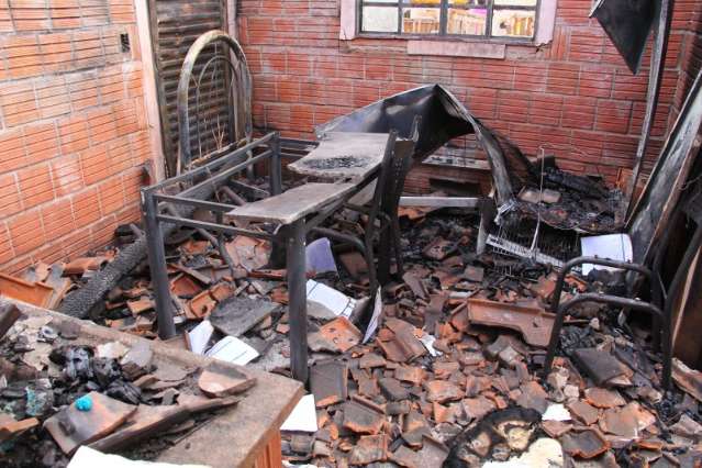 Fam&iacute;lia perde tudo em inc&ecirc;ndio e quer ajuda para reconstruir casa 