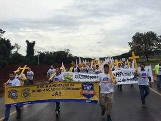 Participantes caminharam com faixas e cartazes em trecho entre a delegacia da PRF e a Ponte da Amizade. (Foto: Divulgação PRF)
