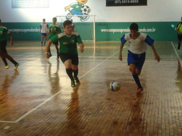 Rodada de abertura da Copa Pelezinho Ensino M&eacute;dio de futsal teve 46 gols