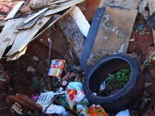 Famílias desocupam área invadida, mas terreno vira lixão a céu aberto Famílias desocupam área invadida, mas terreno vira lixão a céu aberto