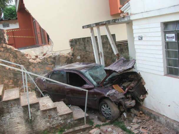  Condutor perde controle e carro invade resid&ecirc;ncia em Camapu&atilde;