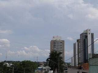 Céu parcialmente nublado de Campo Grande nesta tarde (Foto: Kísie Ainoã)