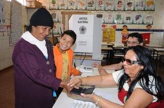 Antônia Vilhalba, 88 anos, contou com a ajuda do neto para conseguir votar (Foto: Ademir Almeida)