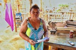 Sheila Gonçalves, 57 anos, diz que &quot;emprestou&quot; água e energia para a construção das casas, e agora a empresa responsável pela obra não paga pelo uso. (Foto: Fernando Antunes)