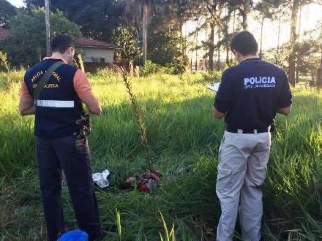 Corpo de homem &eacute; encontrado em terreno baldio com pelo menos 6 facadas 