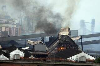 Incêndio no Porto de Santos reforça preocupação do Corpo de Bombeiros em MS. (Foto:Valor Econômico)