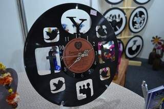 O velho disco de vinil se transforma em relógio com emblemas mais que modernos (Foto: Marcos Ermínio)