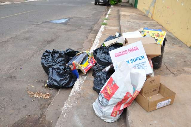 Atraso na coleta de lixo provoca reclama&ccedil;&otilde;es em bairro da Capital