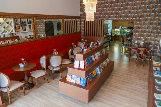 De decora&ccedil;&atilde;o sofisticada, casal abre caf&eacute; rom&acirc;ntico com livraria na Euclides