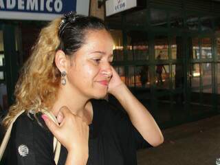 Laura Alice Almeida, 39, chegou três minutos depois do horário previsto e culpa ônibus por ter perdido o concurso. (Foto: Simão Nogueira)