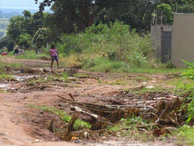 Cansados de promessas, moradores d&atilde;o &#039;jeitinho&#039; para amenizar buraqueira