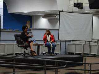Viviane Mosé foi mediada por Aparecida Gonçalves durante o evento Diálogos Contemporâneos. (foto: Thaís Pimenta)