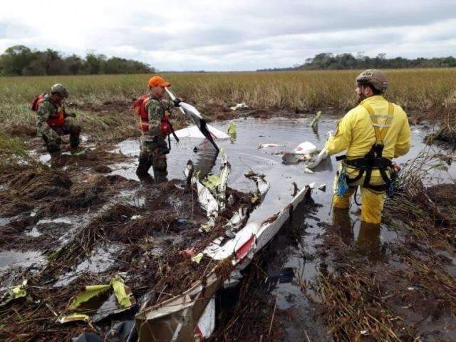 Equipes resgatam corpos em local onde caiu avi&atilde;o de ministro paraguaio