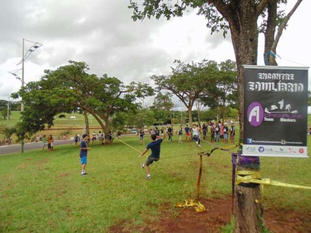 Em point no Parque das Na&ccedil;&otilde;es, grupo incentiva a persist&ecirc;ncia no slackline 