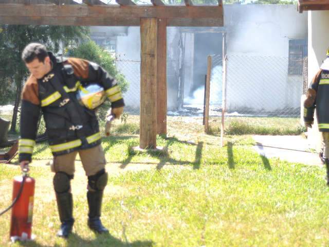 Inc&ecirc;ndio em oficina exige 7 mil litros de &aacute;gua para apagar fogo