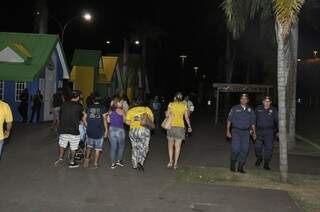 De costas para o telão, torcedores deixaram Vila Brasil desolados com derrota. (Foto: Marcelo Calazans)
