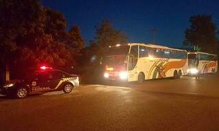Mais de 70 bolivianos estavam divididos em três ônibus que iriam para São Paulo. (Foto: Divulgação/ PF)