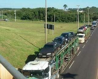 Comboio com veículos e mercadorias apreendidos pela Receita Federal na região de Dourados segue para Minas Gerais (Foto: Divulgação)