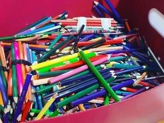 Caixa de lápis de cor na fase da triagem: de separar por cor, apontar e ,por fim, montar os potes de uso coletivo. (Foto: Arquivo Pessoal)