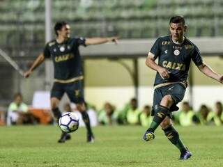 Am&eacute;rica-MG se imp&otilde;e, faz 2 a 1 e &quot;empurra&quot; o Internacional do G-4