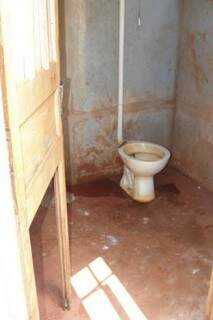 Banheiro usado pelos alunos está em situação precária (Foto: Divulgação)