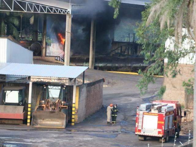 F&aacute;brica de asfalto tem explos&otilde;es, inc&ecirc;ndio e funcion&aacute;rio ferido