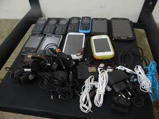 Dentro da mochila de um dos jovens estavam 11 celulares, nove carregadores e cinco fones de ouvido. (Foto: Osvaldo Duarte/ Dourados News)
