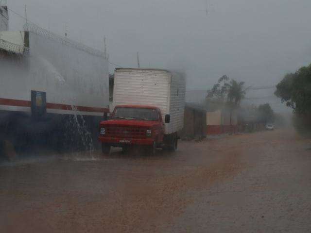 Chuva aumenta em bairros da Capital e Defesa Civil emite alerta