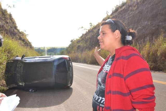 Pedras furam pneus dianteiro e carro tomba na BR-060 