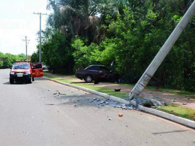 Motorista perde controle de carro, derruba poste e capota no Jd. Panam&aacute; 