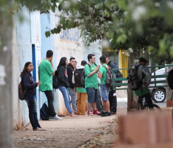 Alunos voltam &agrave;s aulas com foco dividido entre Enem e trabalho