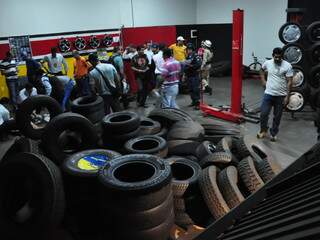 Corpo caiu atrás de pneus; perícia analisa local. (Foto: João Garrigó)