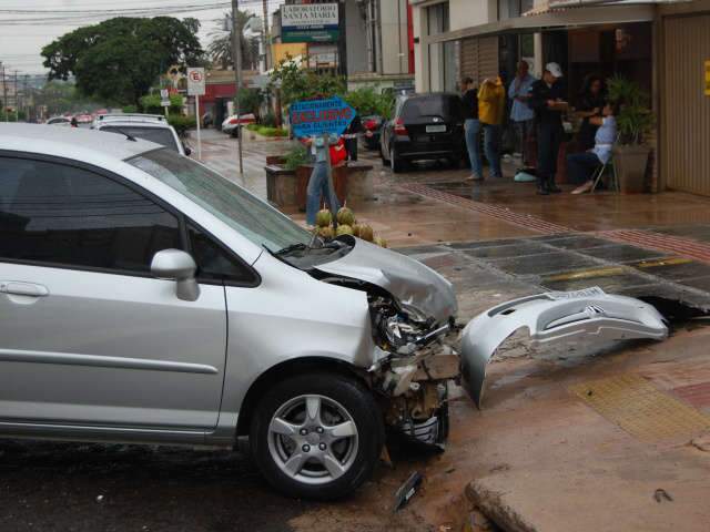  Condutora fica ferida em acidente entre 2 ve&iacute;culos no centro da Capital