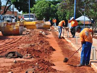 Obras na praça Aquidauana continuam, apesar de recomendação do MPE contra. (Foto: João Garrigó)