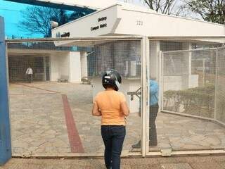 Candidata em frente ao portão da Uniderp no dia da prova escrita (Foto: Paulo Francis)