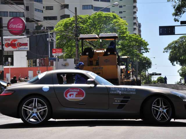  Volta de carros da &ldquo;Corrida dos Sonhos&rdquo; chama aten&ccedil;&atilde;o no centro da Capital