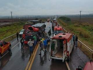 Acidente entre carretas e van nesta manhã na BR-463, em Dourados (Foto: Adilson Domingos)