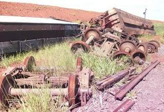 Seis vagões velhos e peças enormes estavam abandonados próximo a um terminal modal (Foto: Divulgação/PMA)