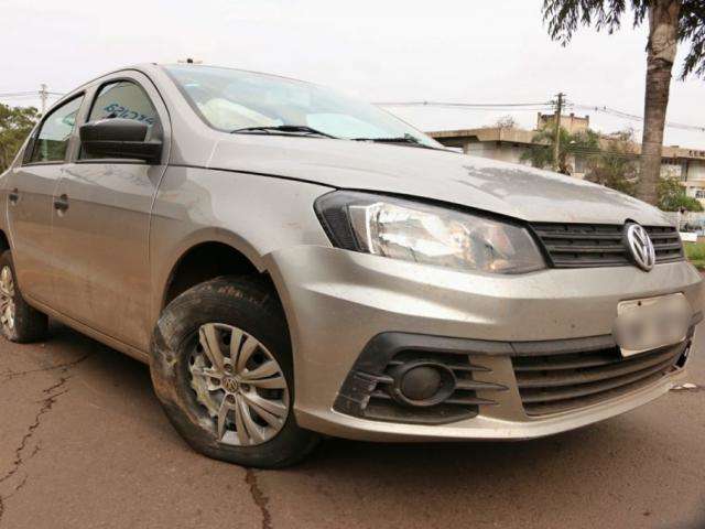 Motorista bate carro alugado em rotat&oacute;ria e abandona ve&iacute;culo