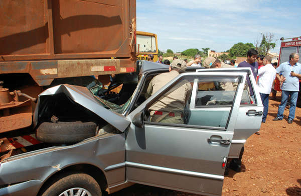  Homem colide carro contra caminh&atilde;o estacionado em F&aacute;tima do Sul