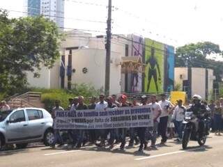 Manifestantes percorreram trecho entre a Praça do Rádio e agência da Caixa, na Avenida Afonso Pena. (Foto: Divulgação)
