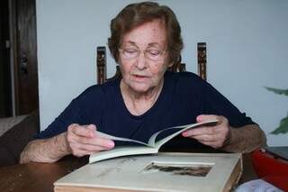Hoje, aos 84 anos, a dona da história abre para nós o álbum de casamento. (Foto: Marina Pacheco)