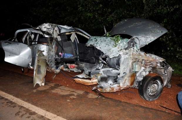 Jovem perde o controle de Uno, bate em poste e passageira morre na hora