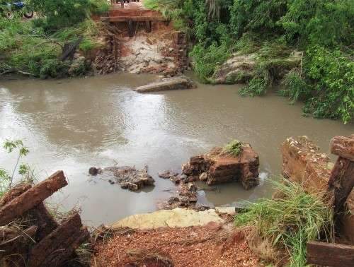 Chuva intensa destr&oacute;i ponte e 200 fam&iacute;lias de assentamentos est&atilde;o ilhadas