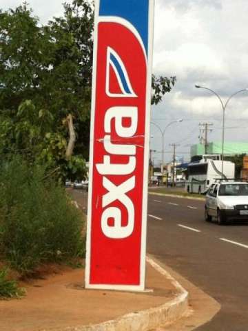 Leitor denuncia placa publicit&aacute;ria em cal&ccedil;ada de supermercado 