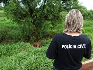 Corpo de Marinalva foi encontrado nu perto de estrada; ela foi morta com 35 facadas (Foto: Osvaldo Duarte/Dourados News)