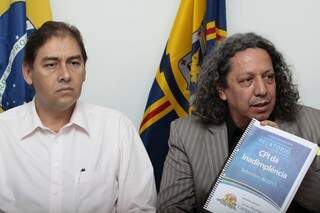 Bernal ao lado do seu secretário Ben Hur, de posse do relatório da CPI (Foto: 