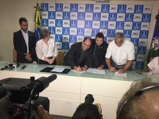 O reitor da UFMS, Marcelo Turine, na assinatura do acordo de cooperação com o presidente da FFMS, Francisco Cezário de Oliveira, nesta tarde (Foto: PNS)